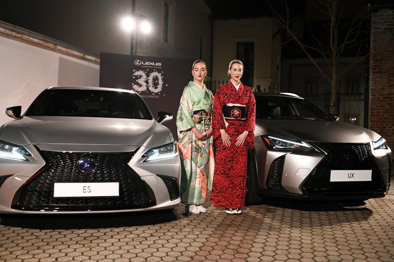Lexus_RG (39), modeli odjeveni u tradicionalna kimona ispred Galerije Kranjčar 