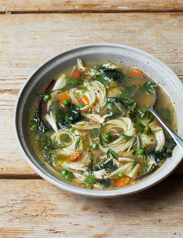 Iscjeljujuća juha s noodlesima i ostacima piletine