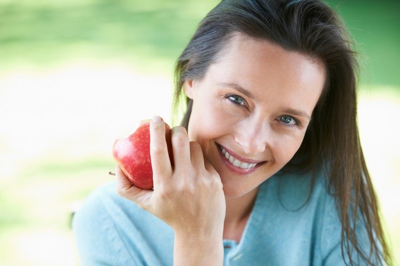 žena, jabuka, zubi