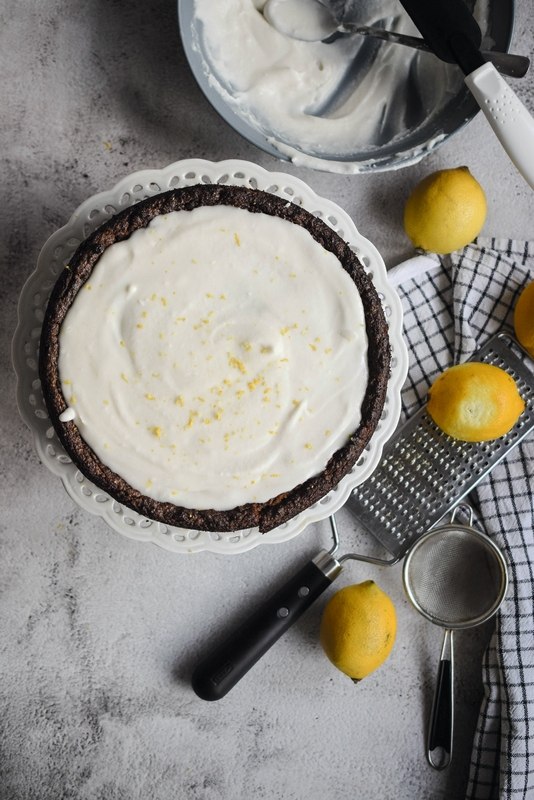 Torta od pečene mrkve s limunom i kardamomom, zaslađena datuljama