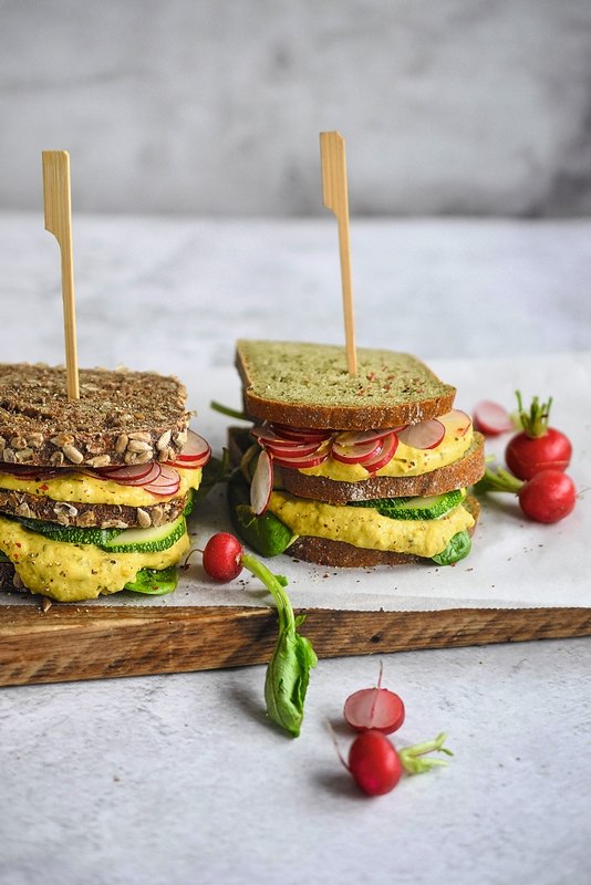 Sendviči s namazom od bijeloga graha i mladoga povrća