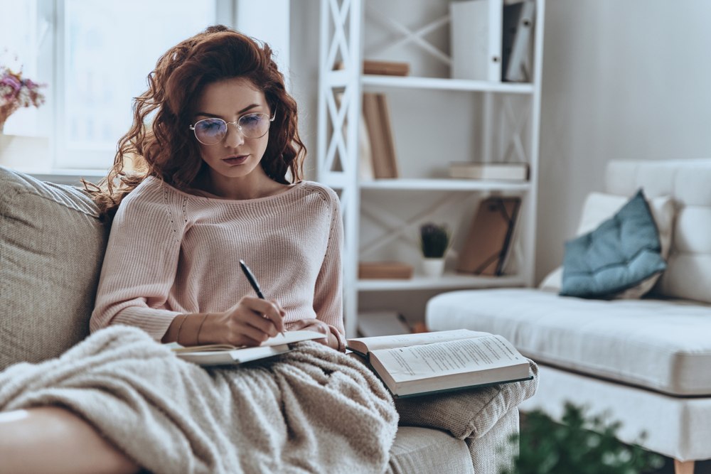 žena piše, rad od kuće