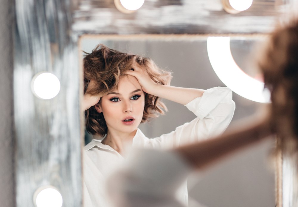 žena u ogledalu