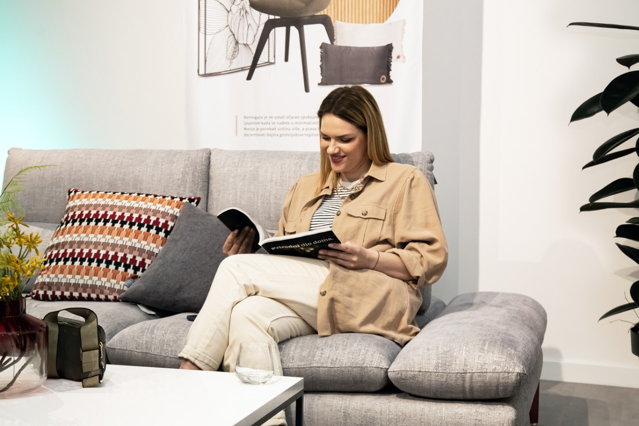 Maša Zibar lista novi katalog Prima interijeri 2023..jpg