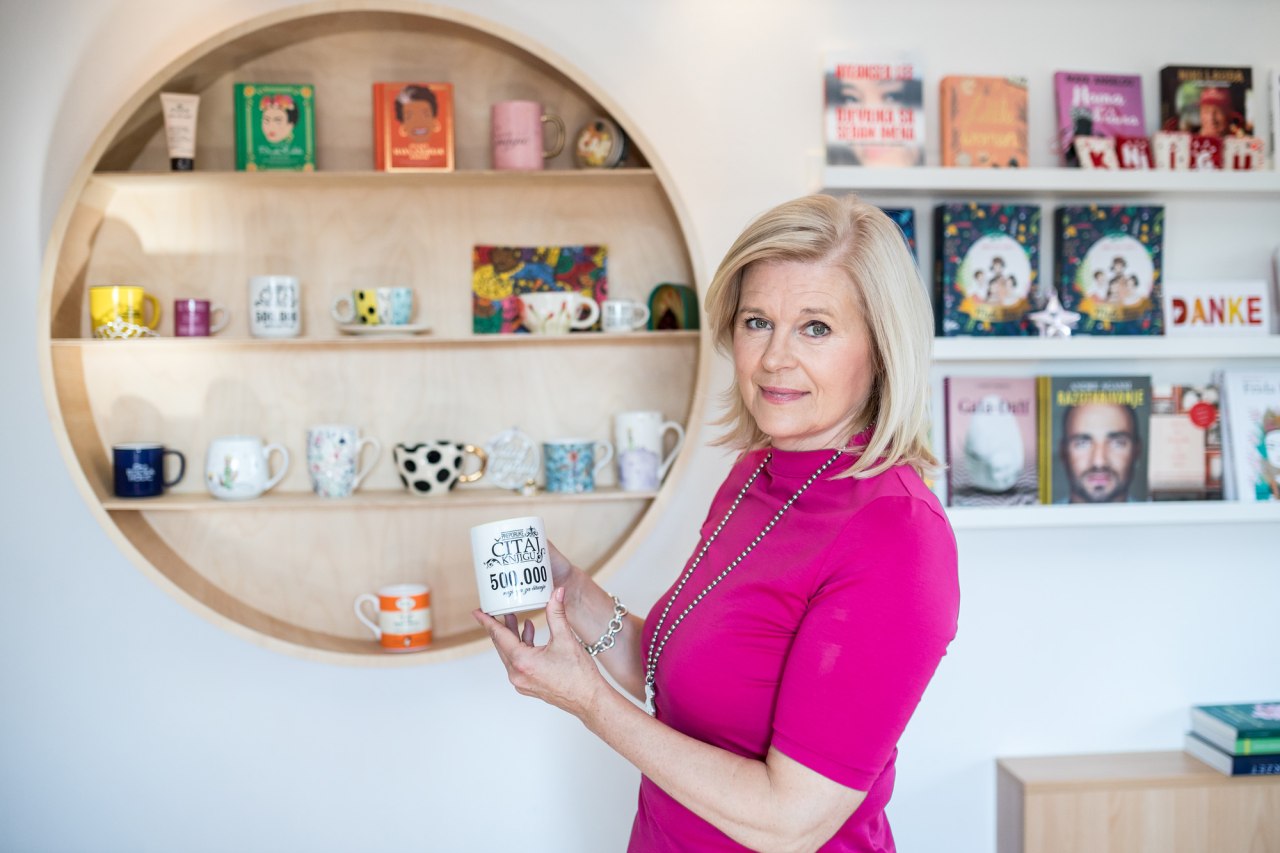 okrugla polica i šalice  (1).jpg