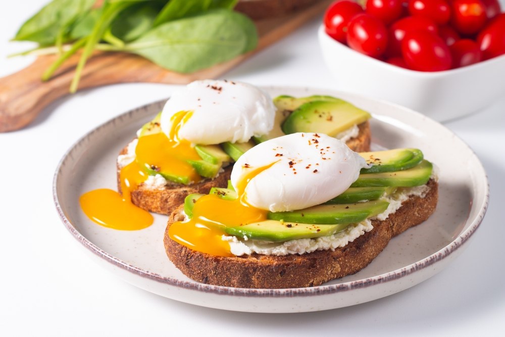 kruh s jajima i avokadom