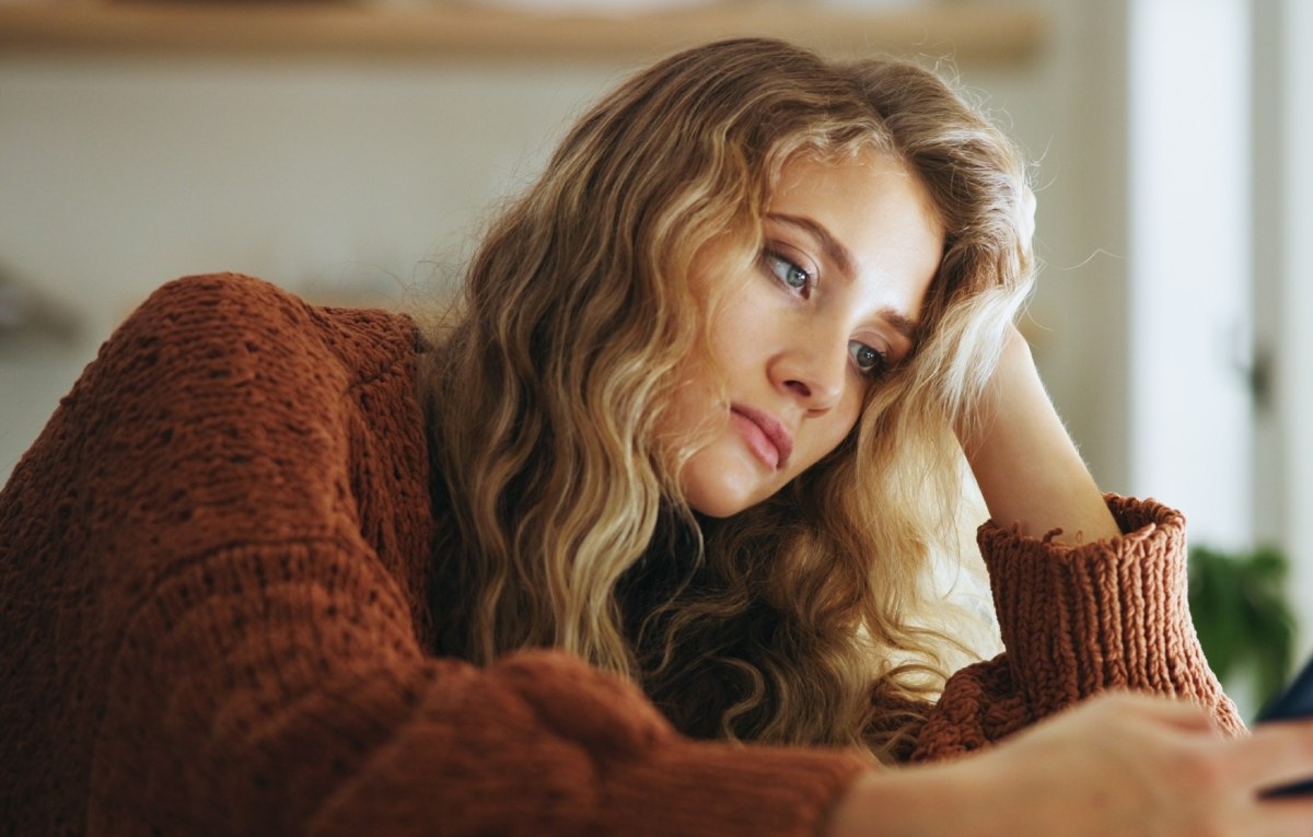 Nesretna žena nesreća tuga depresija.jpg