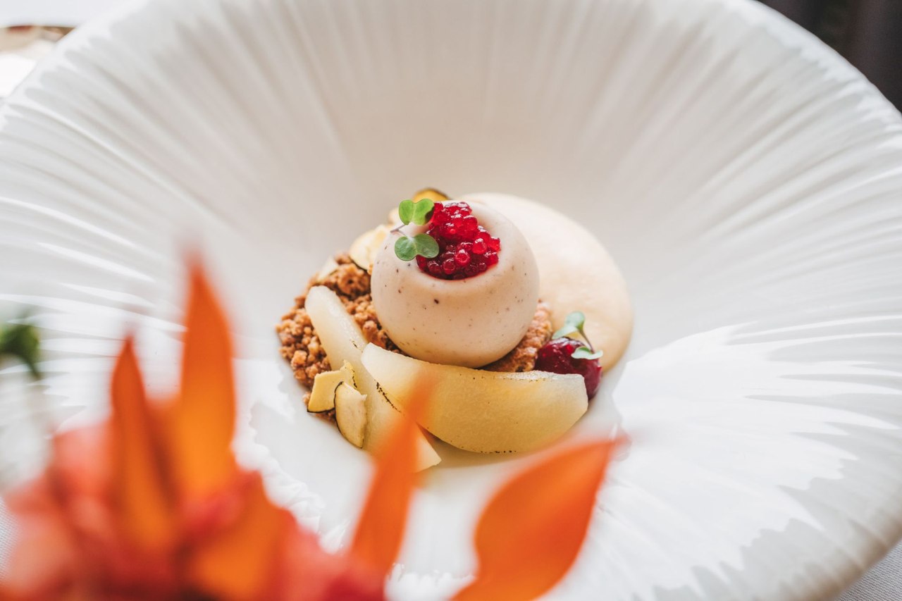 Cremeux od kestena poširana kruška pjena od marcipana gel od brusnica.jpg