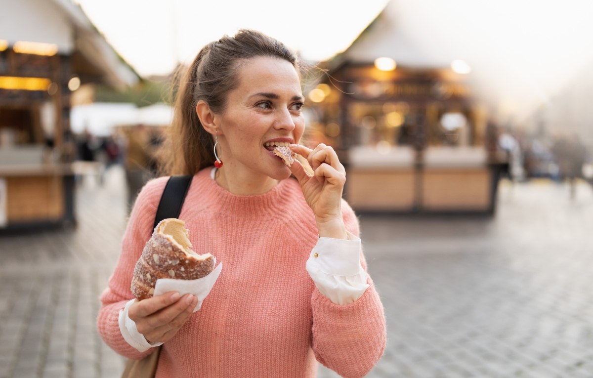 Žena jede prehrana.jpg