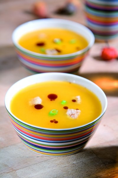 juha od bundeve s crvenom lećom