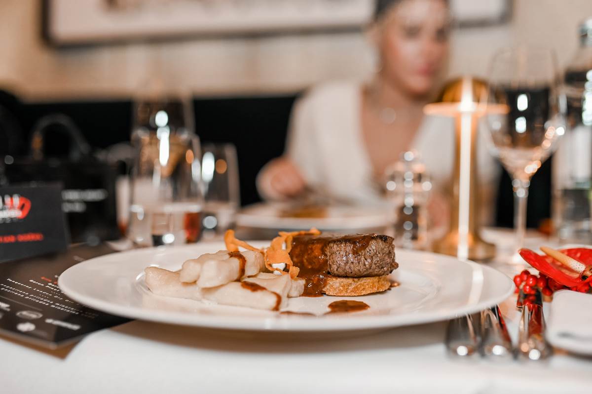 Svečanu večeru u više sljedova potpisuje chef Ivica Fajt Hotela Amadria Park Capital u Zagrebu