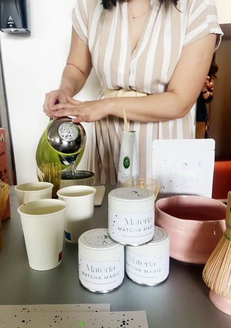 Ritual spravljanja matcha latte napitka brenda Materia