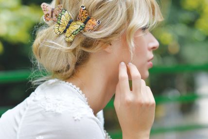 žena, leptiri u kosi