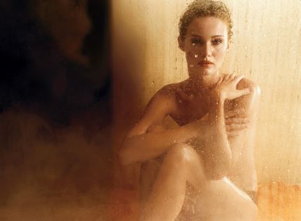 žena u sauni, pod tušem