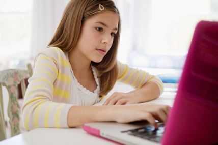 djevojčica i kompjuter
