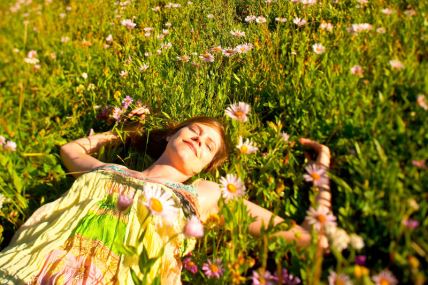 žena leži na travi, ljeto