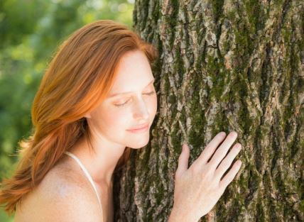 žena grli drvo