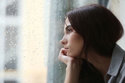 žena tuga prozor kiša