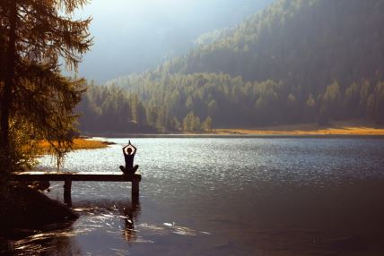 žena ljeto priroda voda meditacija, tjedni horoskop