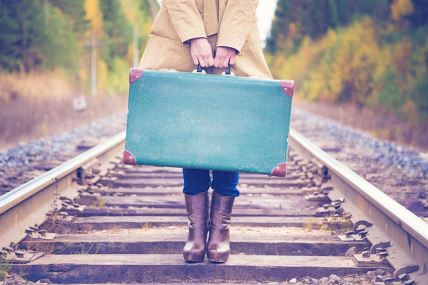 žena kofer putovanje jesen