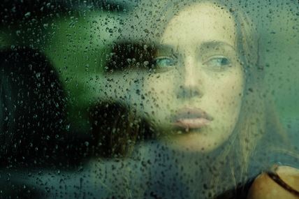 žena prozor kiša