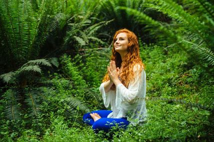 žena priroda sreća meditacija