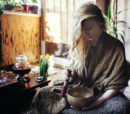 žena meditacija zdjela