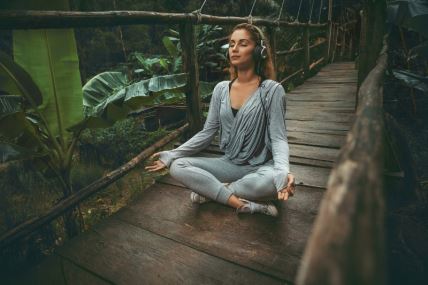 žena meditacija