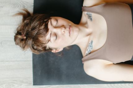 žena, meditacija, zatvorene oči