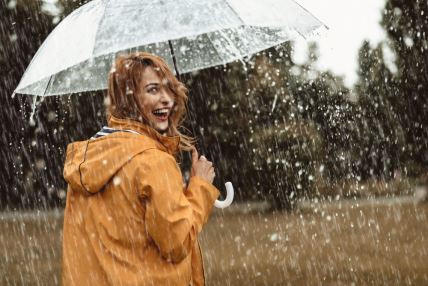 žena, kiša, jesen