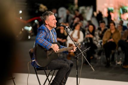 Domaće zvijezde pjesmom podržale najmlađe heroje na Sajmu vjenčanja Zagreb