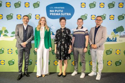 Predstavnici Lidla s udrugom CeliVita i nutricionistom Nenadom Bratkovicem.jpg