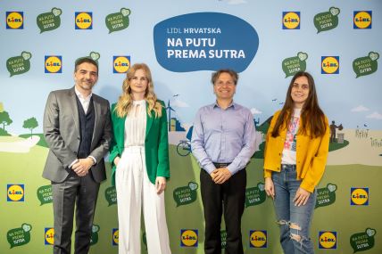 Predstavnici Lidla s udrugom Prijatelji zivotinja.jpg