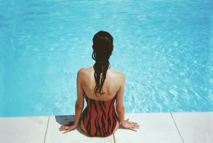žena na bazenu