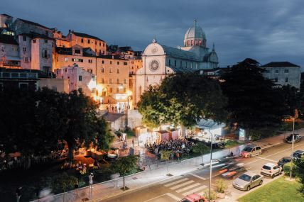 Croatian Travel Festival na pozornici podno katedrale.jpeg