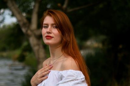 žena