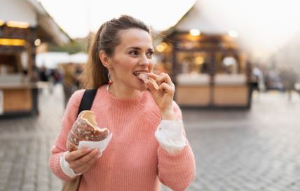 Žena jede prehrana.jpg