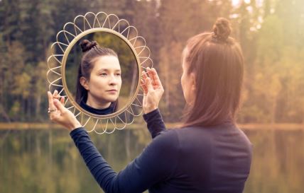 Ogledalo refleksija samospoznaja.jpg