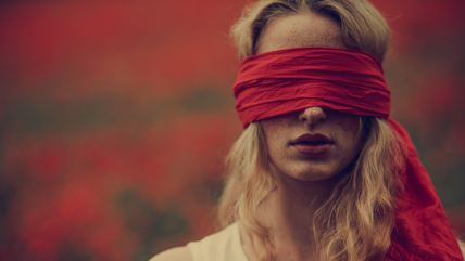 Povez na očima, manipulacija.jpg