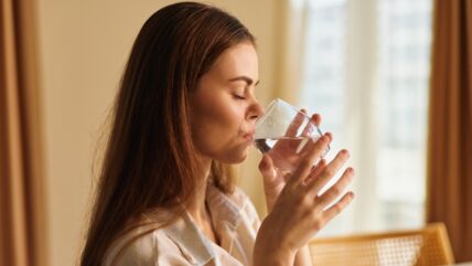 Hidracija voda žena pije.jpg