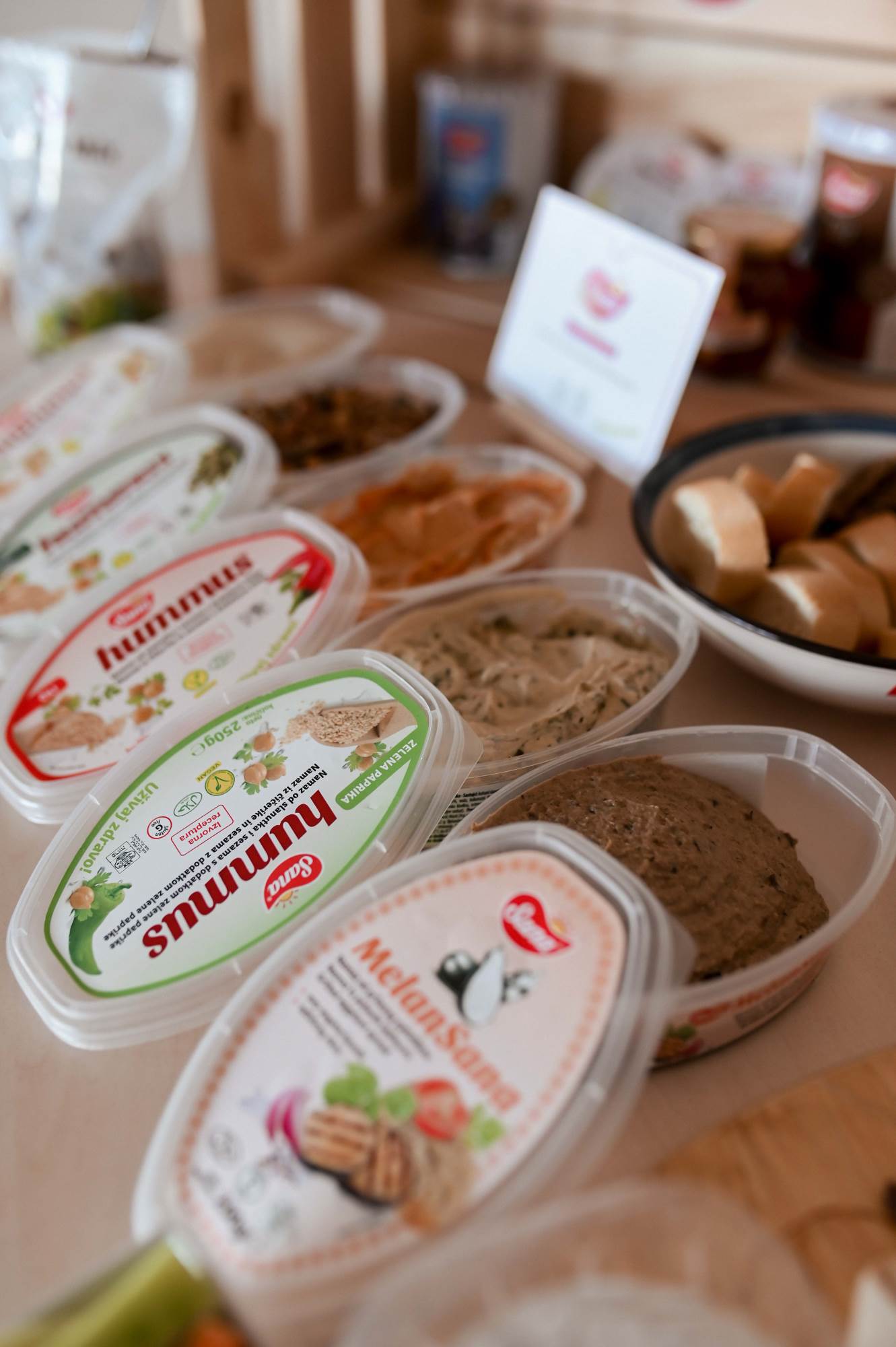 Kreativnim izborom svježih namirnica, plant based kuhar Matei Negovetić pripremio je pravu rapsodiju okusa, a glavna zvijezda bio je hummus jer u svibnju obilježavamo Svjetski dan hummusa