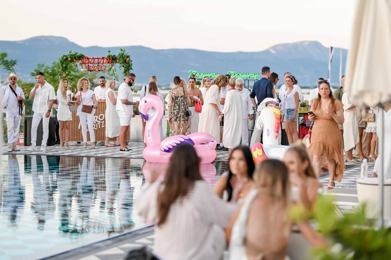 STORY SUMMER PARTY OKUPIO BROJNE ZVIJEZDE: Poznate dame očarale modnim izdanjima na bajkovitoj lokaciji