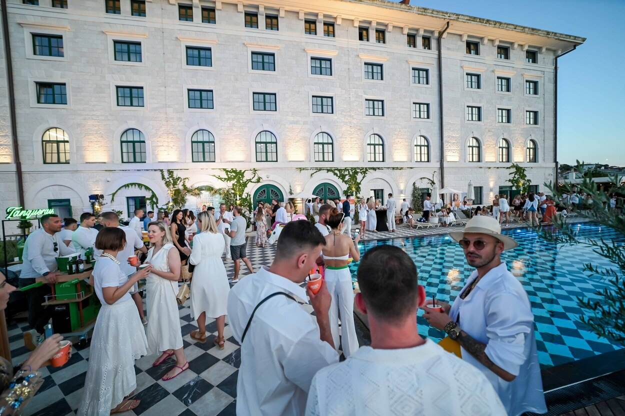STORY SUMMER PARTY OKUPIO BROJNE ZVIJEZDE: Poznate dame očarale modnim izdanjima na bajkovitoj lokaciji