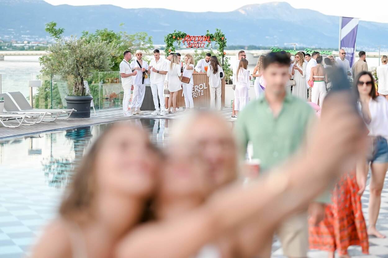 STORY SUMMER PARTY OKUPIO BROJNE ZVIJEZDE: Poznate dame očarale modnim izdanjima na bajkovitoj lokaciji