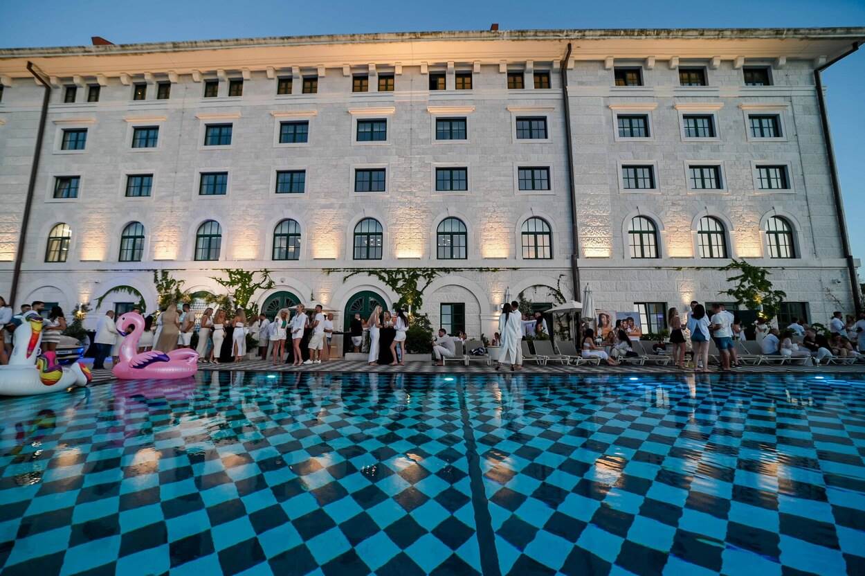 STORY SUMMER PARTY OKUPIO BROJNE ZVIJEZDE: Poznate dame očarale modnim izdanjima na bajkovitoj lokaciji