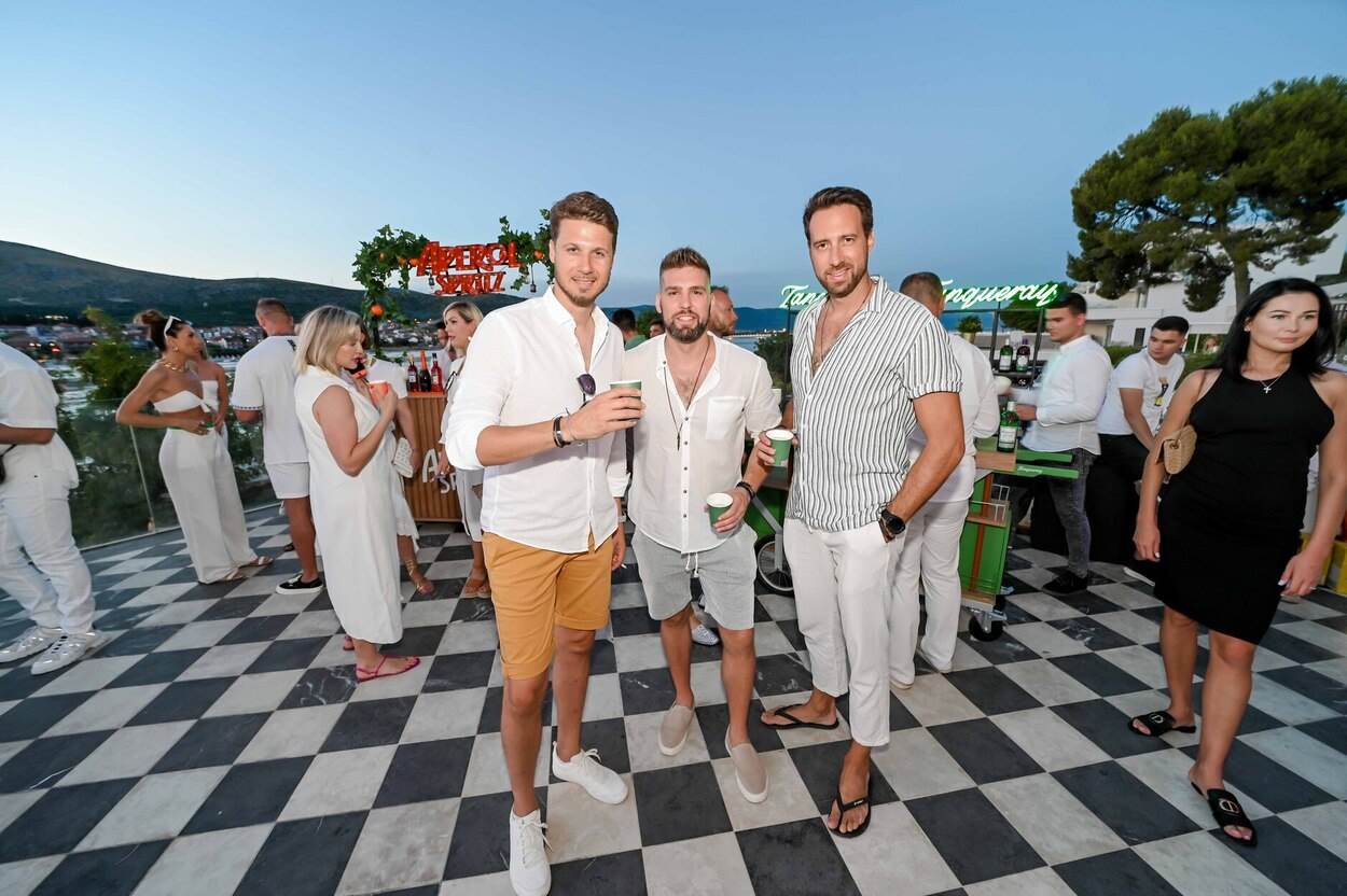 STORY SUMMER PARTY OKUPIO BROJNE ZVIJEZDE: Poznate dame očarale modnim izdanjima na bajkovitoj lokaciji