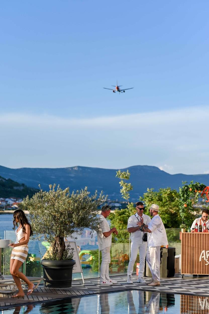STORY SUMMER PARTY OKUPIO BROJNE ZVIJEZDE: Poznate dame očarale modnim izdanjima na bajkovitoj lokaciji