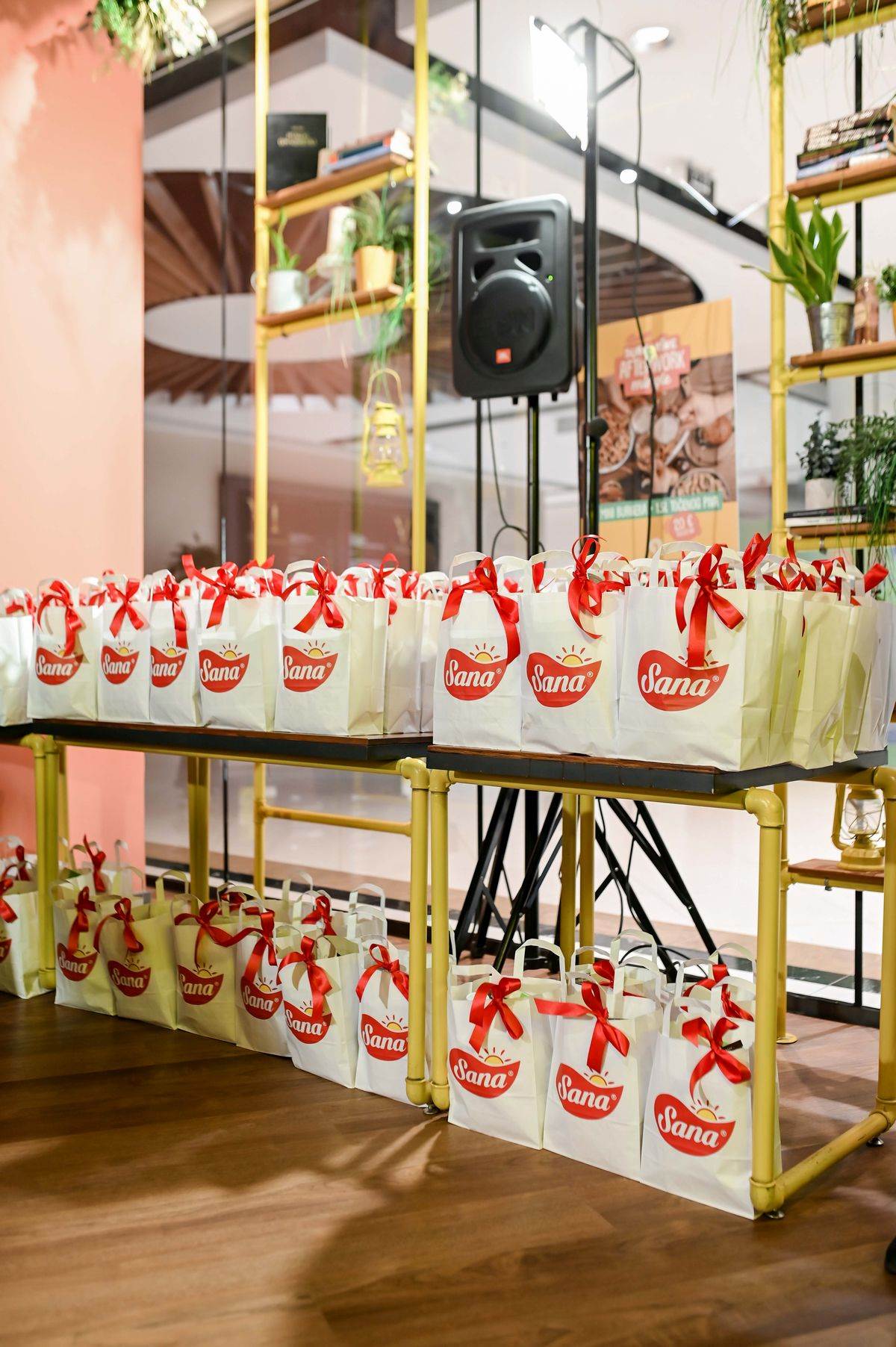 Sana delikatese razveselila je uzvanike darovima.JPG