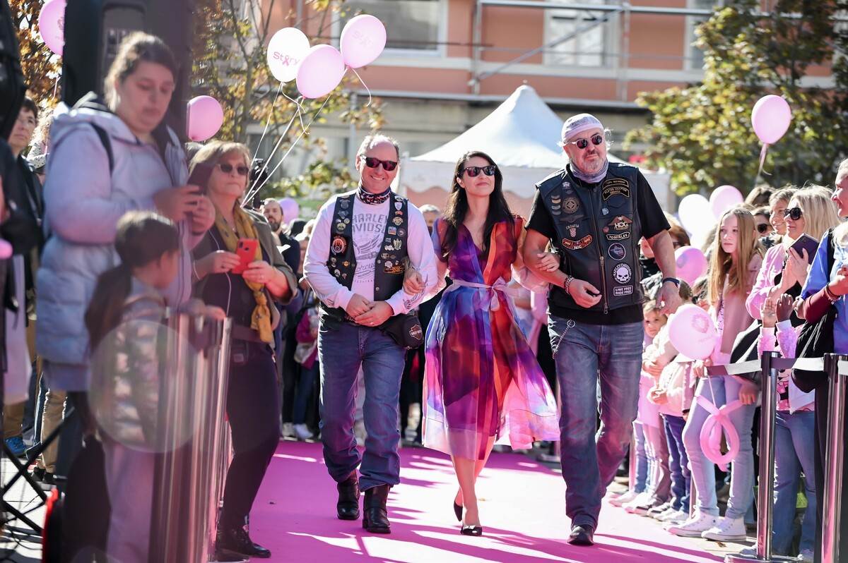 Pink modna pista u srcu Zagreba: Kreacije domaćih dizajnera nosile su junakinje Udruge P.I.N.K. life i poznate osobe