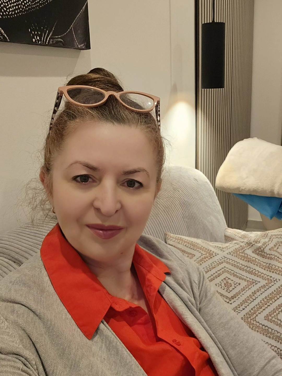 Regresoterapeut, učiteljica meditacije, osnivačica Centra za meditaciju Bijela Tara na Žumberku. Autorica nekoliko knjiga na temu regresije, posljednja je 'Učenje duša kroz reinkarnaciju'.

Bavi se humanitarnim radom, autorica dokumentarnog filma o uvjetima života Tibetanskih monahinja 'Awakening the sleeping goddess', koji se može pogledati na Youtubeu.

Između ostalog studirala je Budističku psihologiju na sveučilištu Berkeley u SAD-u, te civilnu medijaciju u San Franciscu. Živi u Centru Bijela Tara na Žumberku, a u slobodno vrijeme slika i radi u vrtu. Regresiju radi putem gostovanja u gradovima, a raspored se može vidjeti na stranici www.regresija-hipnoza.com